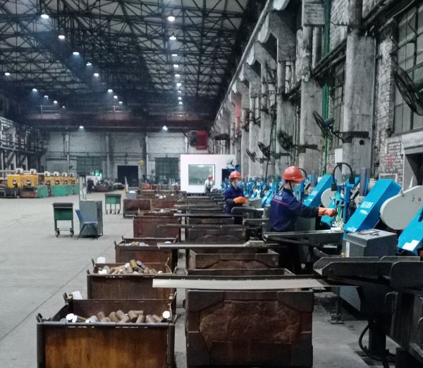 備料車間數控帶鋸生產現場.jpg 備料車間數控帶鋸生產現場.jpg