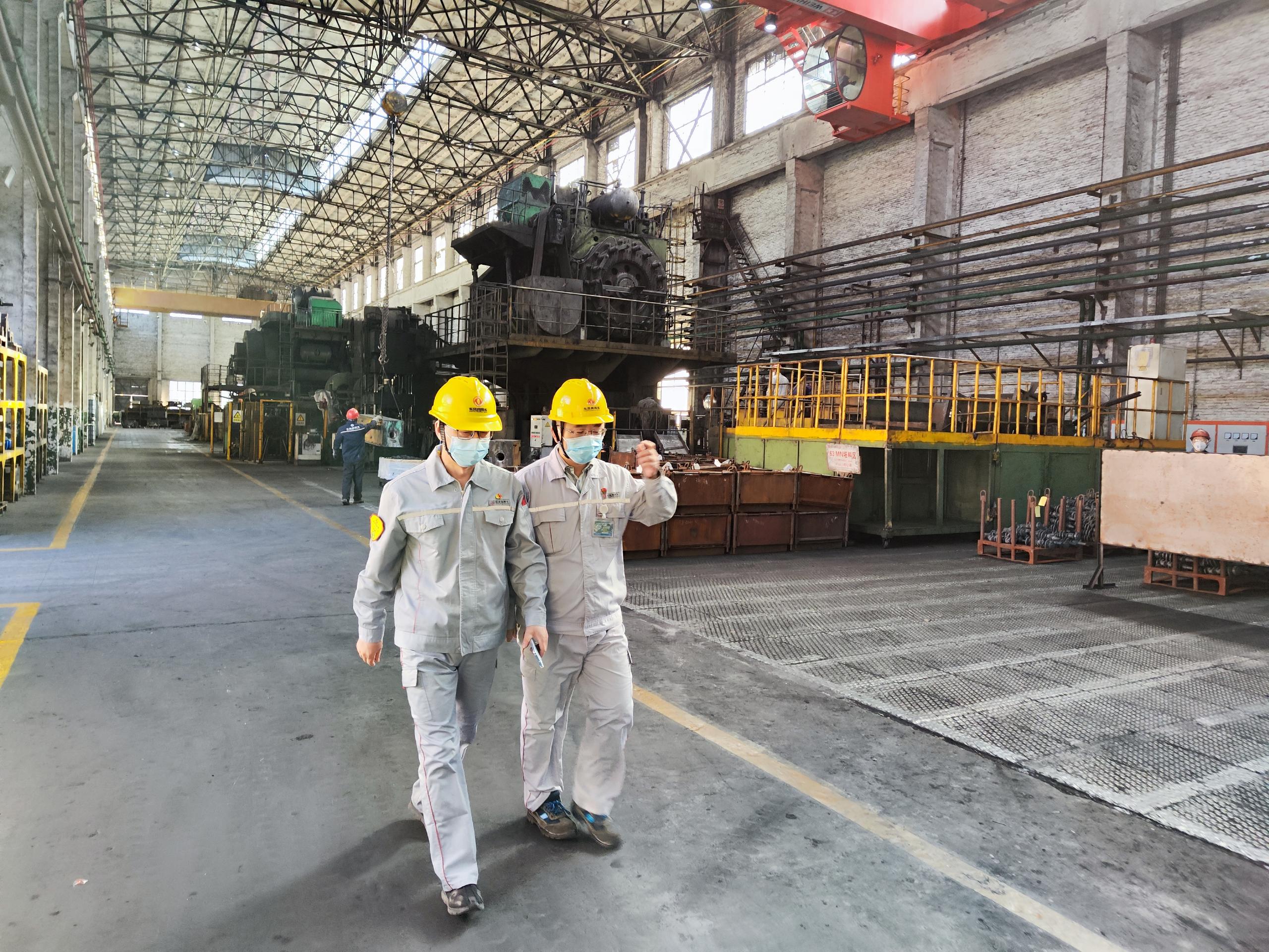 張兆德在現(xiàn)場(chǎng)檢查.jpg 張兆德在現(xiàn)場(chǎng)檢查.jpg